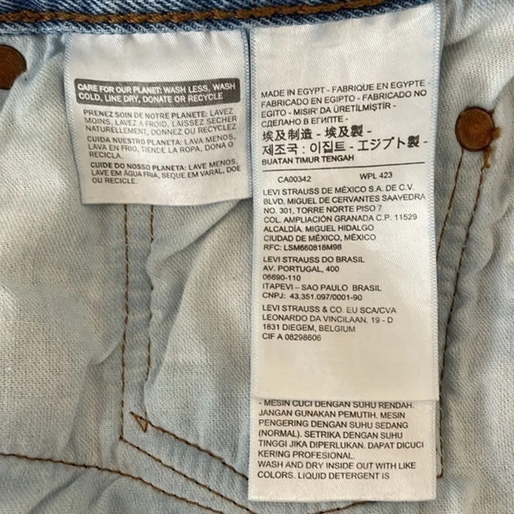 Levi’s 501 men’s 42x32 button fly blue jeans. Straight‎ fit. Excellent condition